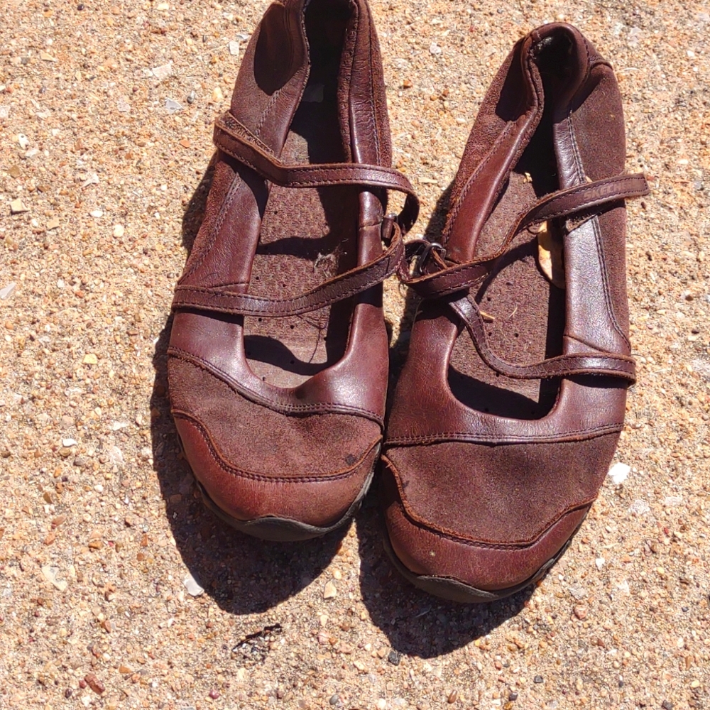 Sketchers Size 8 - image 1